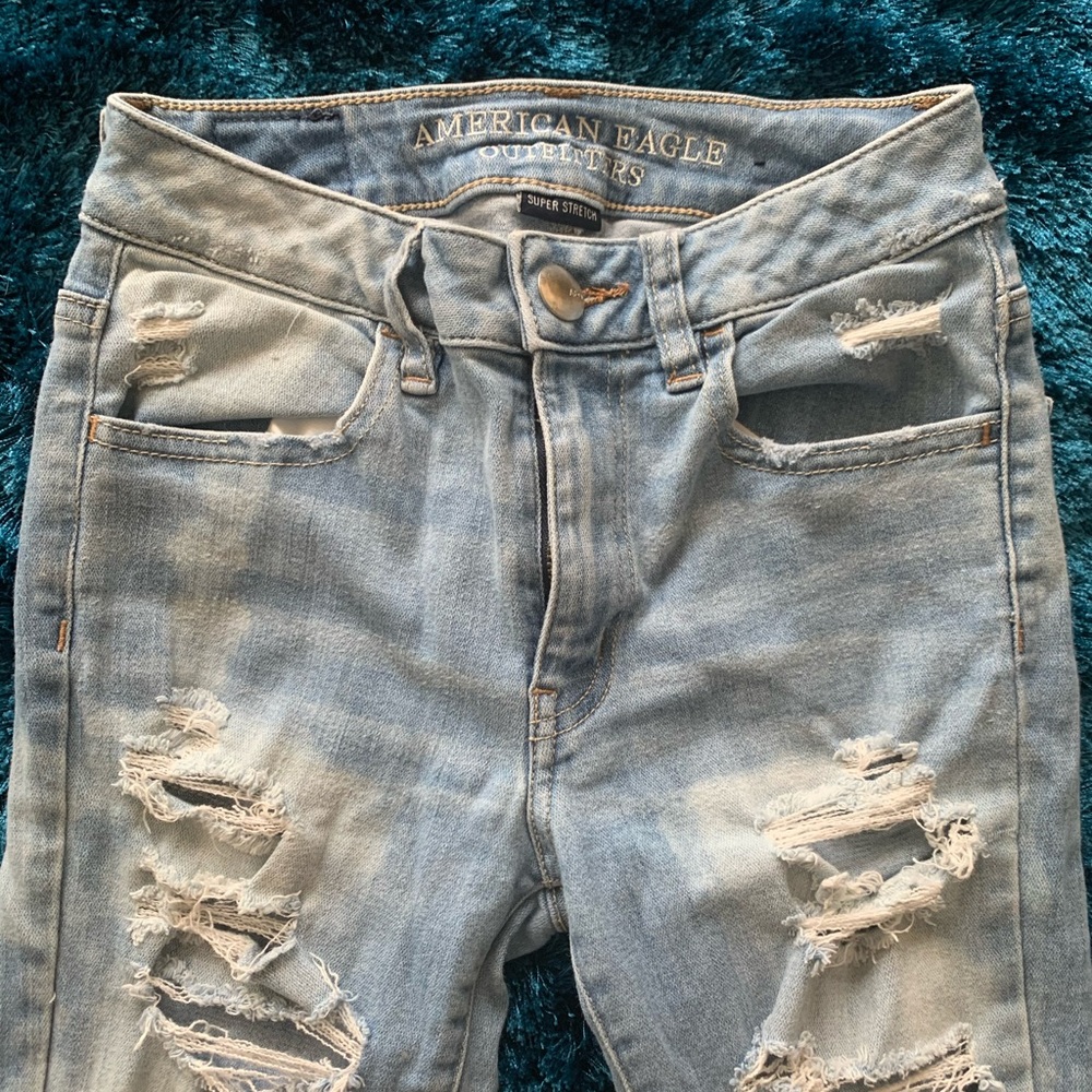 American Eagle SZ00 ripped light wash jeans